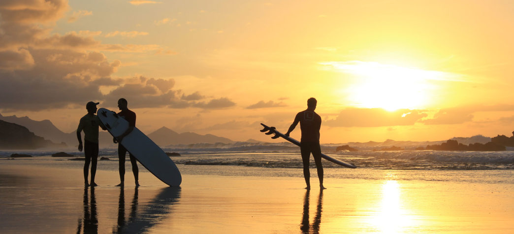 Surfkurs am Strand von La Pared auf Fuerteventura mit Sonnenuntergang, surfen lernen Fuerteventura
