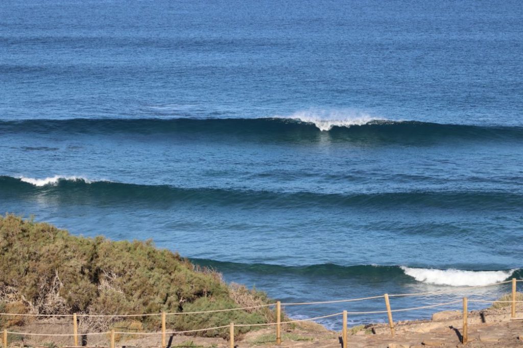 Brechende Wellen am Surfspot La Pared an der Westküste von Fuerteventura