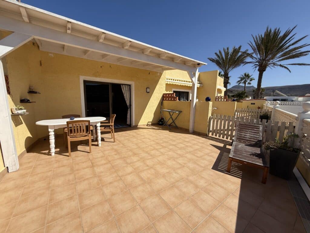 Terrasse mit Tisch, Stühlen und Liege in einem Apartment auf Fuerteventura.