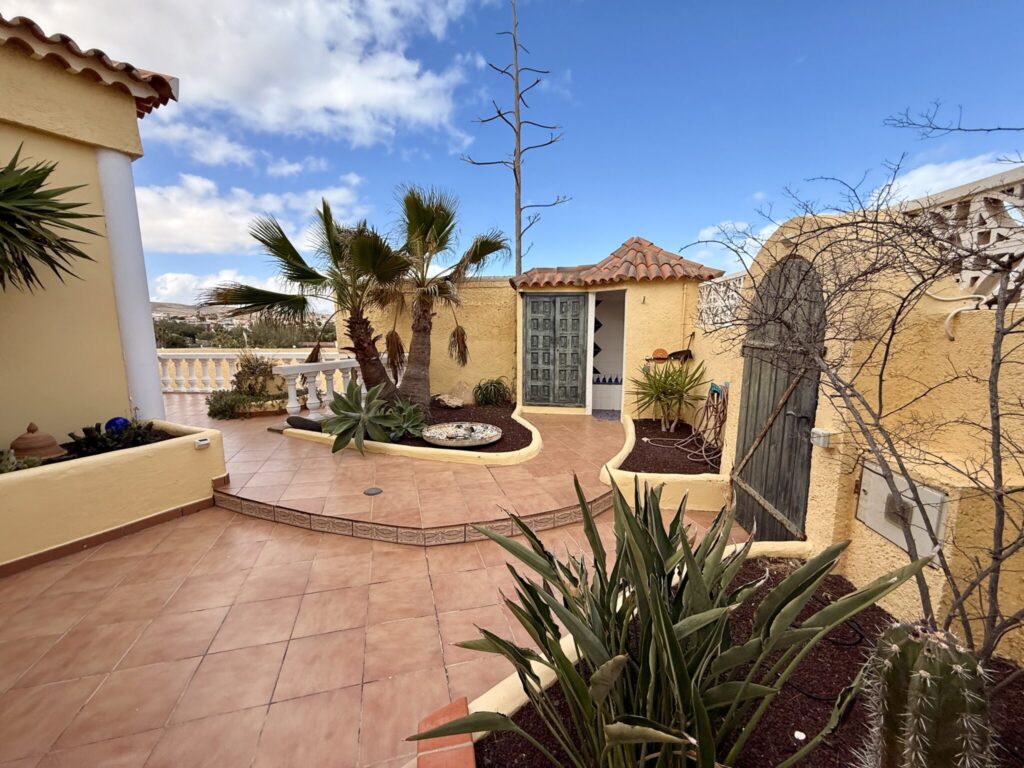 La Pared Fuerteventura Apartment Außenbereich Außenansicht eines Apartments in La Pared, Fuerteventura mit Pflanzen und Terrakottaboden.