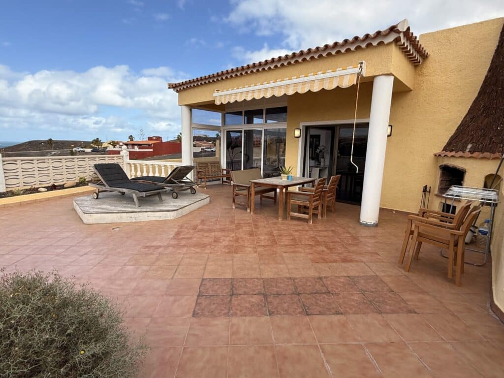 Terrasse mit Liegen und Esstisch in Fuerteventura Terrasse mit Liegen, Esstisch und Blick auf die Umgebung in Fuerteventura.