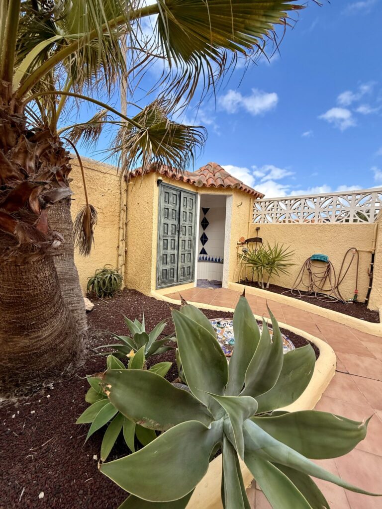 Eingang zu einem Apartment in La Pared, Fuerteventura Eingangstür zu einem Apartment mit Pflanzen und Palmen in La Pared, Fuerteventura.