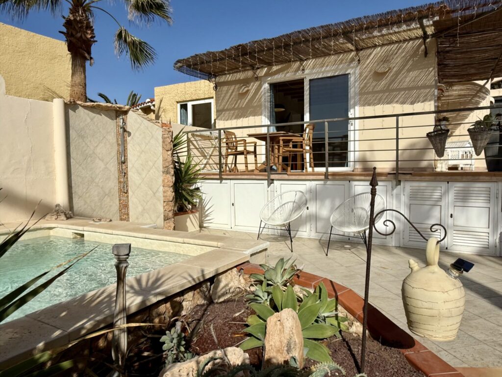 Poolhaus mit Terrasse und Pflanzen in einem Surfcamp-Apartment auf Fuerteventura.