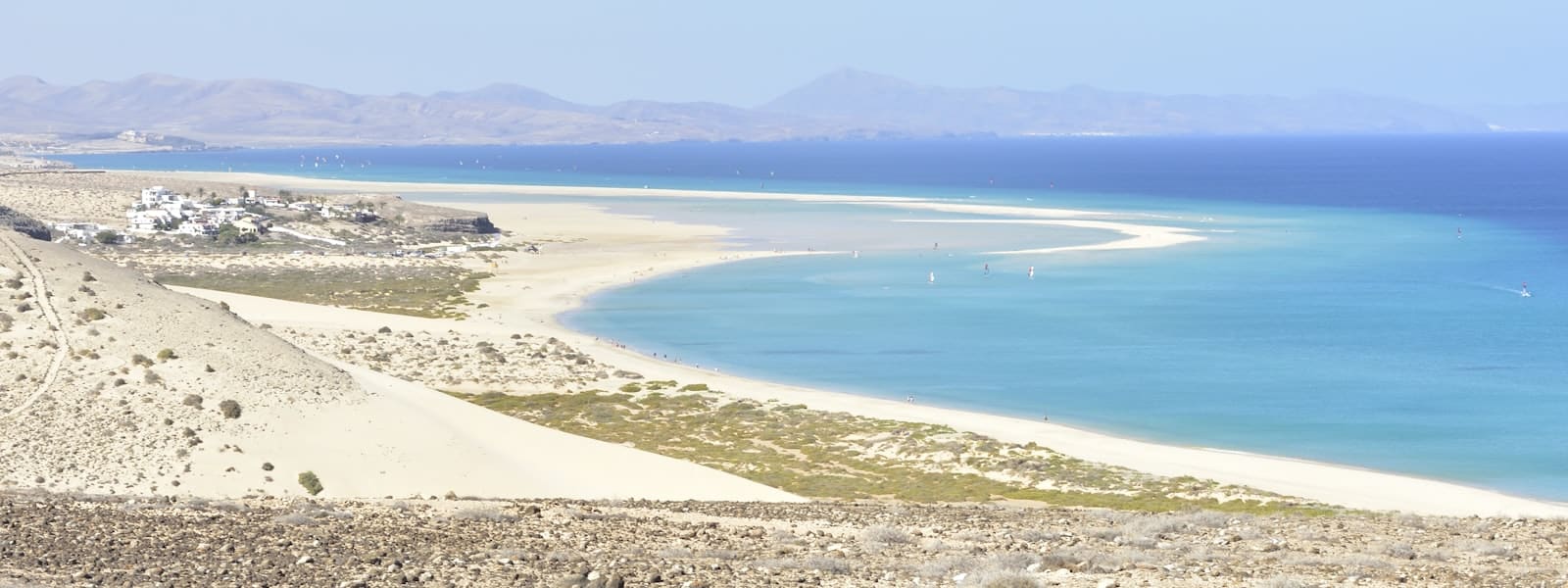 Türkise Lagune und heller Sandstrand von Sotavento bei Costa Calma auf Fuerteventura