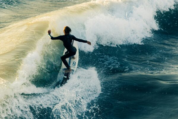 Surfer reitet eine Welle – welcher Surfer-Typ bist du? Nalusurf Fuerteventura