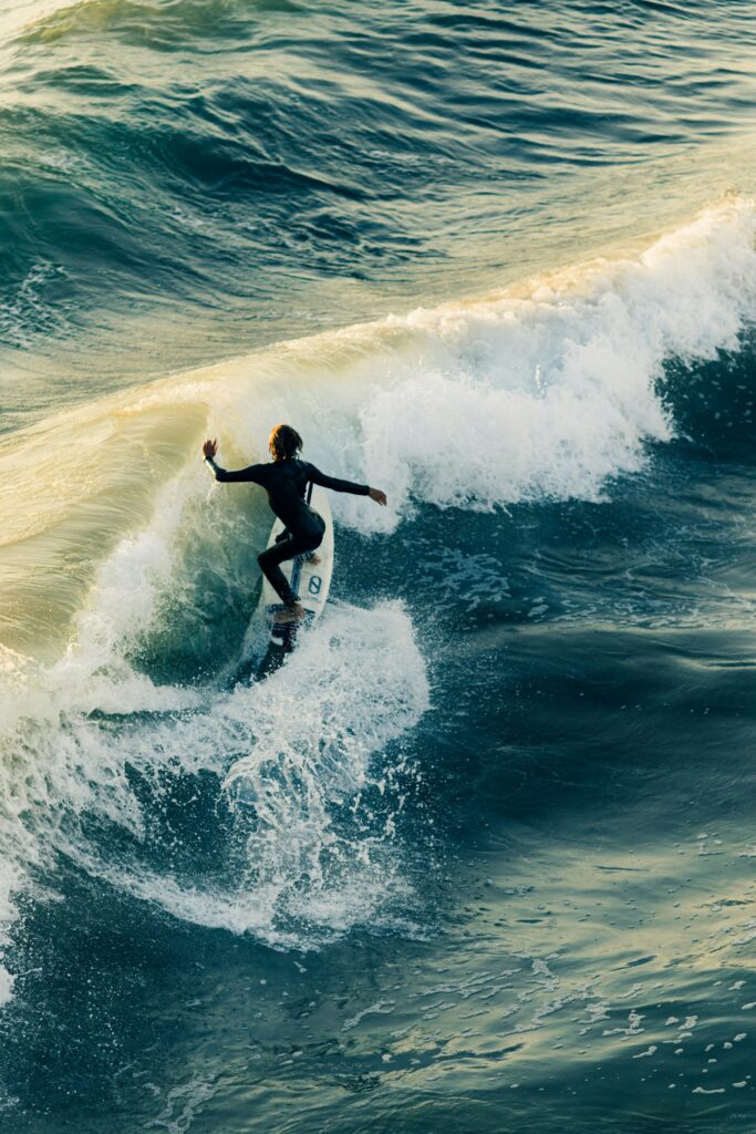 Surfer reitet eine Welle – welcher Surfer-Typ bist du? Nalusurf Fuerteventura