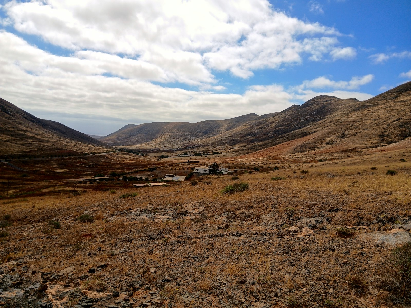 Karge Vulkanlandschaft mit Tal und Hügeln im Süden von Fuerteventura zum Wandern